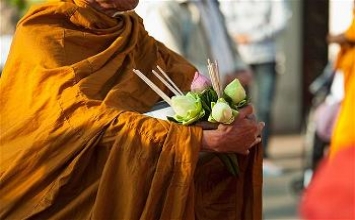 Cúng cho người trì giới được phước nhiều hơn